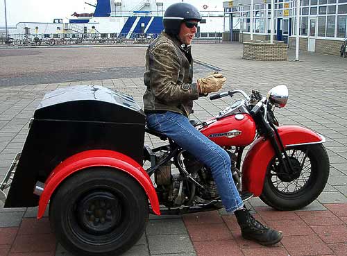 Holländischer Biker mit Harley-Davidson Dreirad