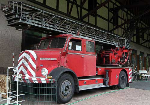 Henschel - Feuerwehr-Fahrzeug mit Ausziehleiter
