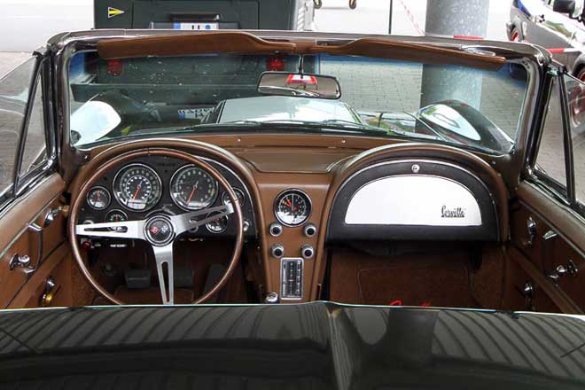 chevrolet-corvette-sting-ray-convertible-cockpit