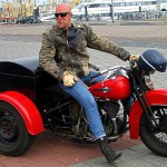 Holländischer Rocker mit alter Harley Davidson – zum Dreirad umgebaut.