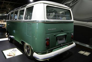 VW 'Sambabus' Heckansicht im Zeithaus der Autostadt Wolfsburg