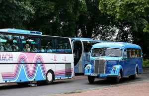 Der direkte Bildvergleich - Oldtimerbus und heutige hochmoderne Reisebusse