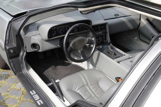 de-lorean-cockpit